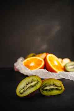 新鲜的水果黑暗背景橙色猕猴桃减少孤立的黑色的背景复制空间高决议产品