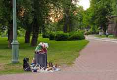 满溢的垃圾分散垃圾公共公园日落环境污染