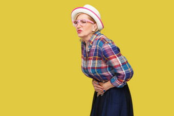 时尚的中间岁的女人休闲风格黄色的背景