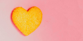 情人节一天饼干形状心粉红色的背景前视图平铺