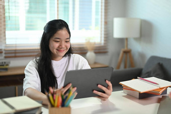 微笑亚洲<strong>女孩学习在</strong>线虚拟<strong>教室</strong>数字平板电脑首页