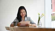 很高兴亚洲女企业家阅读金融文档工作个人办公室