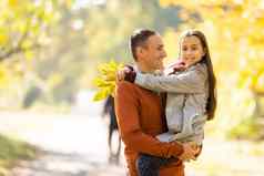 快乐快乐的年轻的父亲女儿父亲孩子有趣的在户外玩秋天公园爸爸孩子笑享受自然