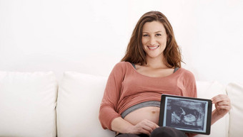 婴儿图片肖像发光的年轻的怀孕了女人显示超声波数字平板电脑