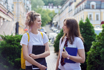 女孩学生会说话的城市街青少年背包