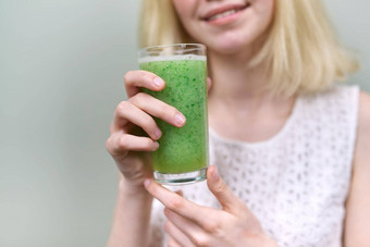 年轻的少年女孩绿色蔬菜奶昔喝健康的素食主义者饮食复制空间