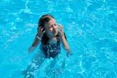 孩子有趣的户外池孩子女孩游泳潜水戏剧水蓝色的背景