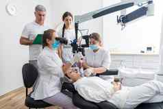 集团学生牙科诊所学习看牙科治疗显微镜