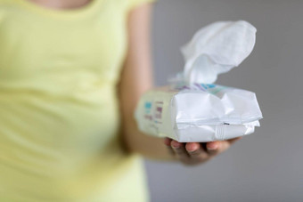 女人采取湿婴儿湿巾包装护理清洁皮肤表面
