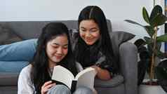 亚洲女孩坐着生活房间阅读书