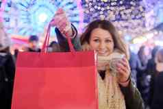 快乐女人显示红色的圣诞节购物袋焦点袋的地方文本
