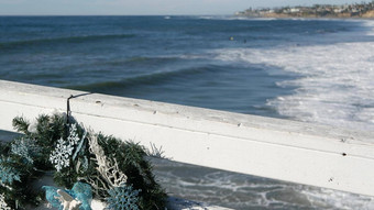 圣诞节花环码头一年海洋海岸加州海滩圣诞节
