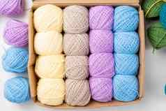 色彩斑斓的纱羊毛门面针织背景很多球针织纱手工制作的冬天衣服