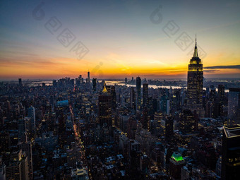 高上升建筑安排块包围街道城市景<strong>观色</strong>彩鲜艳的日落天空曼哈顿纽约城市美国