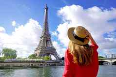 假期巴黎回来视图美丽的时尚女孩享受视图埃菲尔铁塔塔巴黎法国夏天假期欧洲