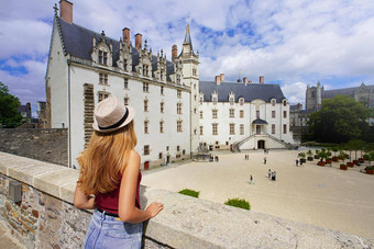 旅游女孩参观酒庄的公爵Bretagne大城堡城市南特法国