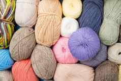 柔和的彩色的纱羊毛门面针织背景很多球针织纱手工制作的冬天衣服