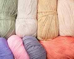 柔和的彩色的纱羊毛门面针织背景很多球针织纱手工制作的冬天衣服