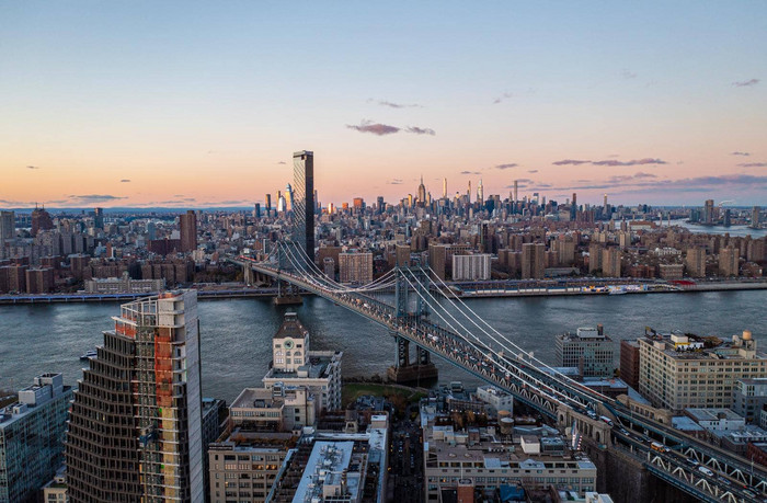 空中全景拍摄大都市暮光之城曼哈顿桥行摩天