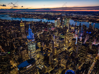 晚上城市全景照亮高上升建筑城市中心颜色《暮光之城》天空背景曼哈顿纽约城市美国
