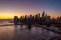 较低的曼哈顿摩天大楼轮廓色彩鲜艳的日落天空重交通道路水曼哈顿纽约城市美国