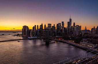 较低的曼哈顿摩天大楼轮廓色彩鲜艳的日落天空重<strong>交通道路</strong>水曼哈顿纽约城市美国
