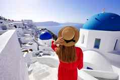 假期希腊美丽的旅游女孩享受全景视图圣托里尼岛宽角