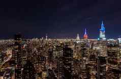 点燃窗户现代小镇发展全景视图市中心摩天大楼晚上曼哈顿纽约城市美国