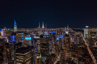 空中全景拍摄大都市晚上色彩鲜艳的霓虹灯灯高上升建筑城市区曼哈顿纽约城市美国