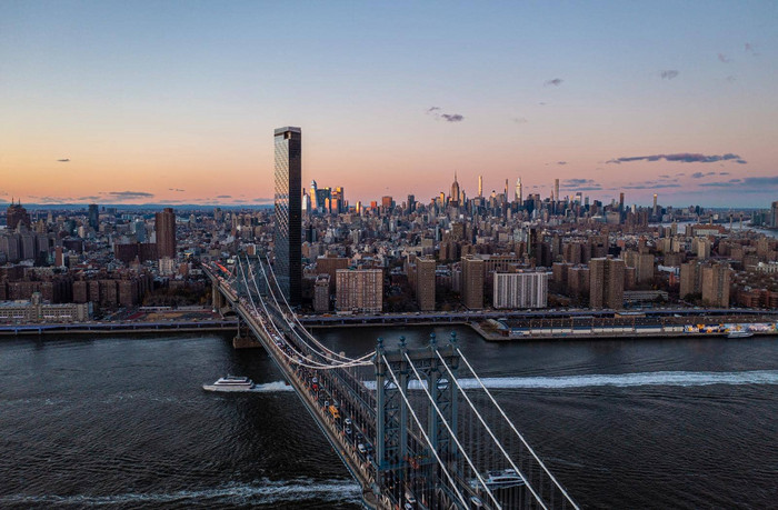 空中视图船通过忙路曼哈顿桥天际线摩天大楼