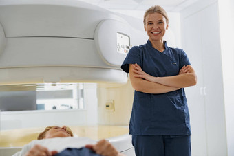肖像医生放射科医生背景核磁共振扫描病人经历过程