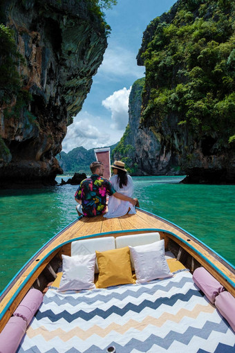 奢侈品长尾船甲米泰国夫妇男人。女人旅行热带岛岛旅行甲米泰国亚洲女人欧洲男人。中期年龄假期泰国