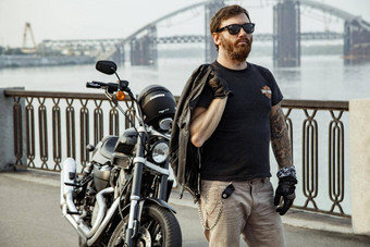 骑摩托车的人男人。摩托车夏季摆姿势