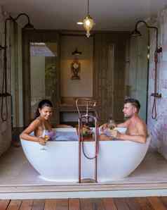 浪漫的浴浴缸玫瑰花瓣奢侈品假期极可意水流按摩浴缸夫妇但女人浴