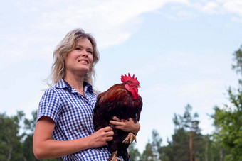 美丽的女人农场持有鸡健康的生活方式