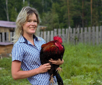 美丽的女人农场持有鸡健康的生活方式