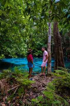 翡翠池蓝色的池树红树林水晶清晰的水翡翠池甲米泰国