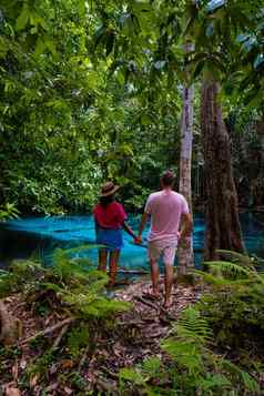 翡翠池蓝色的池树红树林水晶清晰的水翡翠池甲米泰国