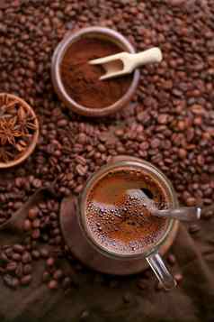 咖啡拿铁咖啡豆子木表格