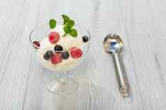 白色冰奶油玻璃树莓醋栗浆果