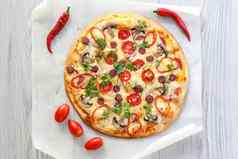 新鲜的自制的披萨西红柿意大利蒜味腊肠奶酪蘑菇