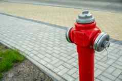 红色的火消火栓站小镇小径
