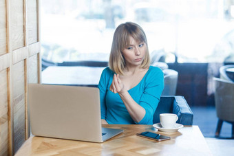 情感工人女人蓝色的衬衫坐着工作电脑