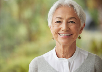 Copyspace微笑高级女人肖像快乐夫人灰色头发享受无忧无虑的退休脸快乐的放松明智的养老金领取者感觉乐观生活老化