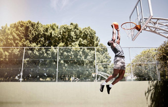 完整的长度篮球球员扣篮球网匹配法院适合活跃的运动员跳分数有<strong>竞争力</strong>的游戏健康的运动非洲男人。行动