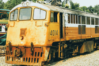 黄色的火车泰国火车队伍黄色的火车领导柴油电机车跟踪泰国