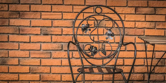 铁椅子工业设计风格红色的砖墙背景装饰户外放松支出时间概念的想法建筑设计阁楼体系结构