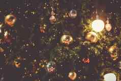 装饰圣诞节树模糊五颜六色的一年的背景圣诞节点缀木背景雪花问候卡快乐圣诞节快乐一年