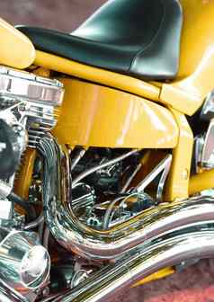特写镜头自定义设计摩托车铬皮革座位细节黄色的奢侈品摩托车升级摩托车昂贵的电动机组件汽车部分服务商店