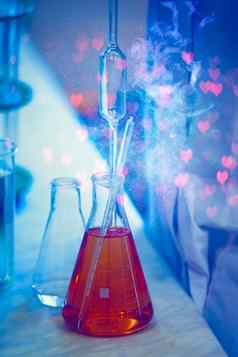 玻璃实验室烧瓶化学物质魔法发光使神奇的爱药水《财富》杂志告诉